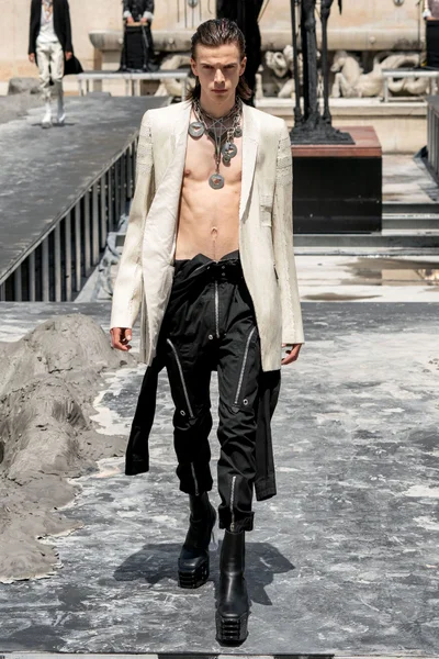 Look 10